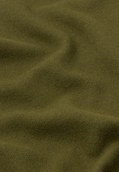 Material din fetru de un verde măsliniu, cu o suprafață moale și texturată, prezentând ondulări și cute delicate, care indică natura sa groasă și confortabilă.