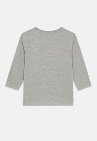 Szara koszula z długim rękawem wykonana z mieszanki bawełny. Posiada okrągły dekolt oraz gładką, miękką teksturę. Brak widocznych wzorów czy zdobień.