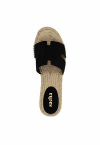 Zwarte suède slide sandaal met een brede bovenband met een uitsnijdontwerp. Jute-structuurzool met een logodetail in goud.