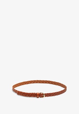Ceinture en cuir tressé couleur tan avec une boucle en métal doré, présentant un design texturé et une forme circulaire.