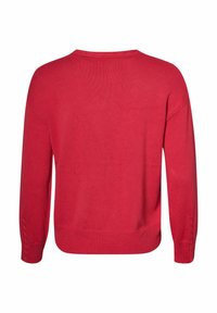 Roter gestrickter Pullover mit lockerer Passform, rundem Ausschnitt und langen Ärmeln mit seitlichen gerippten Akzenten, gefertigt aus weichem, strukturiertem Stoff.