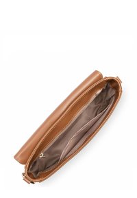 Pochette en cuir tan au toucher lisse, avec une fermeture zippée unique et un doublure en tissu beige comportant deux poches plaquées à l'intérieur.