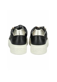 Sorte lædersneakers med en metallisk sølvaccent ved hælen. Har en hvid gummisål og en lynlås lukning bagpå.
