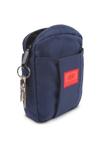 Bolsa de tela azul marino con cierre de cremallera, bolsillo frontal, parche de logo rojo, anilla para llaves, forma rectangular y superficie texturizada.