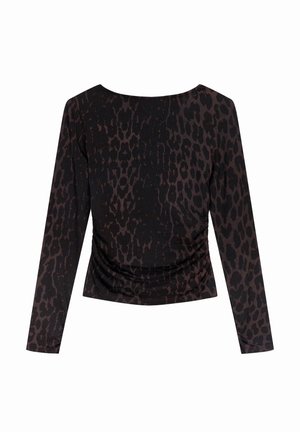 Top de manga larga en estampado de leopardo negro y marrón oscuro, con escote redondo y detalles fruncidos en la cintura. Textura de tela suave.