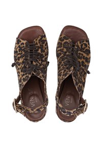 Lederimitat-Pumps mit Leopardenmuster, offenem Zehenbereich, braunen Lederelementen, Schnürverschluss und Knöchelriemen mit einer Metall-Schnalle.