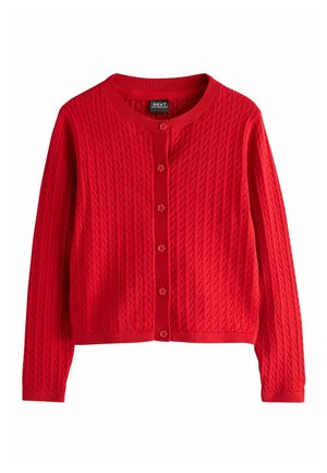 Roter, kabelgestrickter Langarm-Cardigan mit rundem Ausschnitt und Knopfleiste vorne, flach auf weißem Hintergrund präsentiert.