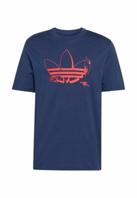 Donkerblauw katoenen T-shirt met korte mouwen, voorzien van een rood grafisch ontwerp van het Adidas-logo met drie strepen en extra tekstdetails.