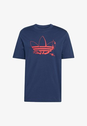 Tmavě modré bavlněné tričko s krátkými rukávy s červeným grafickým motivem loga Adidas se třemi pruhy a dalšími textovými detaily.