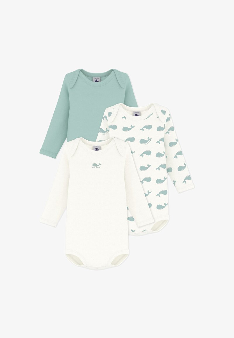 Trois bodies pour bébé à manches longues : un vert menthe, un blanc avec des motifs de baleines, un crème avec un petit logo de baleine. Matière en coton, texture douce.
