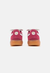 Puma sneakers med et pink suede-overdel, hvide detaljer og en gummisål. Har logodetalje på hælen og polstret krave.
