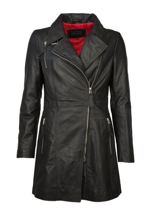 Schwarze Lederjacke mit rotem Innenfutter, asymmetrischem Reißverschluss, Kragen und mehreren Reißverschlusstaschen. Glatte Textur und taillierte Passform.