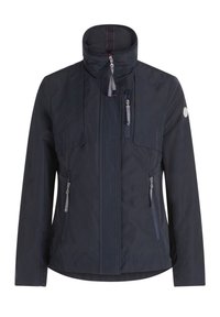 Merivesi- ja tuulitakki, jossa on korkea kaulus, etukiristys, kaksi sivutaskua ja kontrastivärinen sininen ommel. Varustettu logopatchilla.