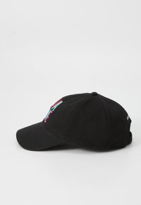 Fekete pamut baseball sapka ívelt karimával, színes hímzett szöveggel az elején és állítható pánttal a hátulján.