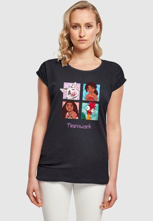 Camiseta negra con escote redondo, que presenta coloridos cuadros de dibujos animados y la palabra "Trabajo en equipo" en texto púrpura en la parte inferior.