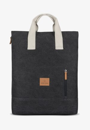 Czarna torba na ramię z beżowymi bawełnianymi uchwytami, przednią kieszenią na zamek błyskawiczny i brązową skórzaną naszywką z logo. Teksturowana powierzchnia.