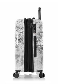Hartschalenkoffer mit einem Weltkartenmotiv, schwarzen Reißverschlüssen, einem Seitengriff und vier Rollen für eine einfache Mobilität.