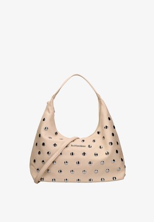 Sac à main en cuir beige avec une bandoulière unique, décoré de clous ronds en argent uniformément espacés et d'un petit logo de marque à l'avant.