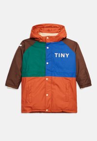 Veste d'hiver à capuche pour enfant avec des blocs de couleur orange, marron, vert et bleu, dotée de boutons-pression sur le devant et du texte "TINY" sur la poitrine.