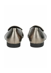 Metalické bronzové baleríny s kulatými zádami, hladkým koženým povrchem a nízkou černou podrážkou, s překládaným detaily na patě.