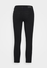 Jeans de denim preto com um design de corte slim, apresentando uma cintura de altura média, dois bolsos traseiros e um discreto detalhe de logótipo na cintura.