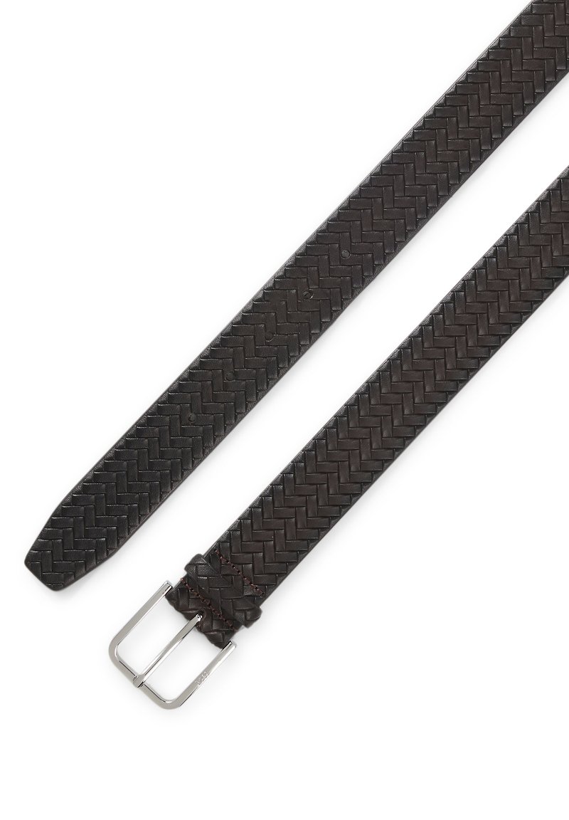 Πλεκτή μαύρη δερμάτινη ζώνη με ασημένια μεταλλική αγκράφα, διαθέτει υφασμένο ανάγλυφο σχέδιο και ομοιόμορφα διατεταγμένες τρύπες για ρυθμίσεις.