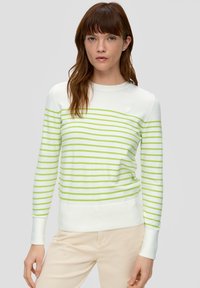 Gestreifter Pullover in Weiß und Hellgrün, mit langen Ärmeln, einem Rundhalsausschnitt und einem strukturierten Stoff, der ein kleines Logodetail auf der Brust trägt.