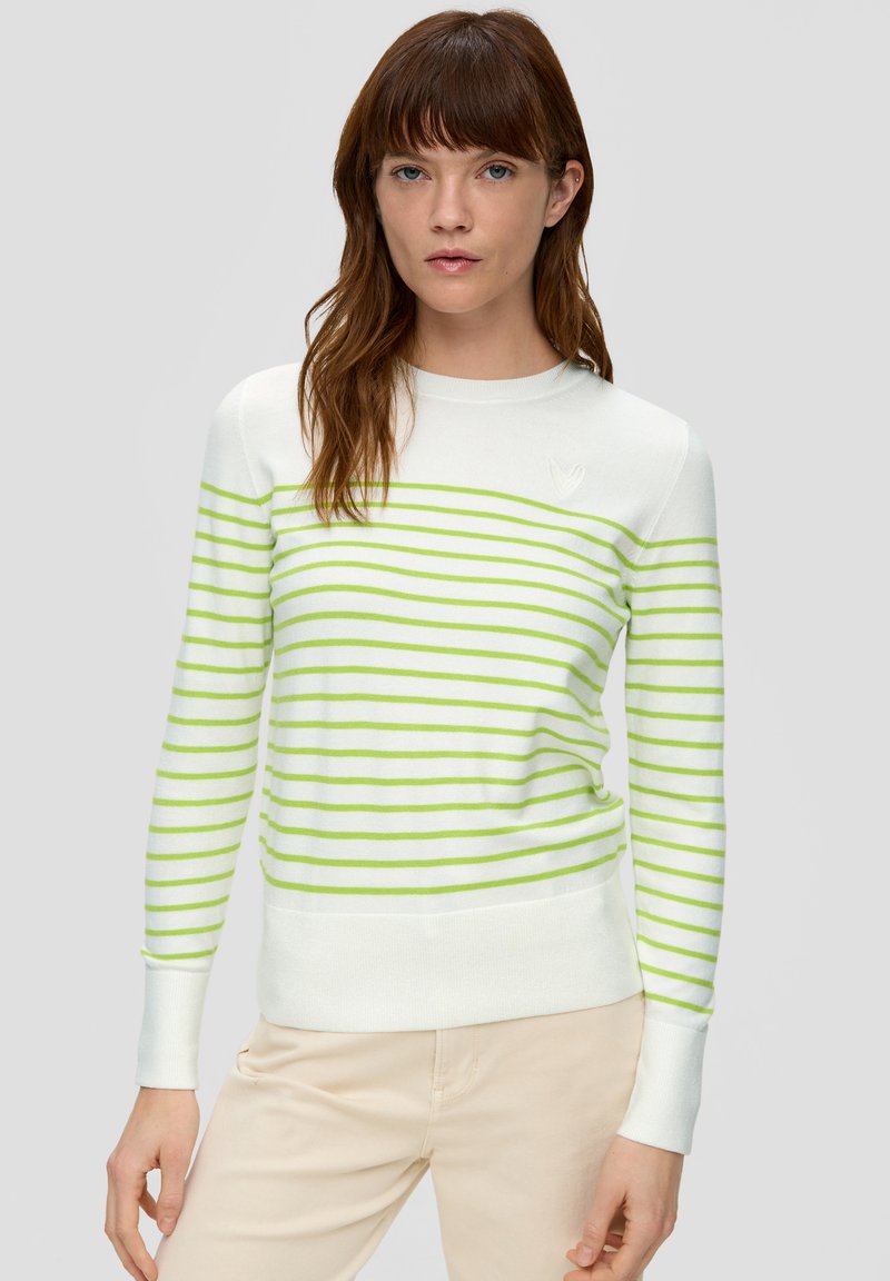Gestreifter Pullover in Weiß und Hellgrün, mit langen Ärmeln, einem Rundhalsausschnitt und einem strukturierten Stoff, der ein kleines Logodetail auf der Brust trägt.