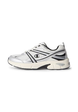 Sneaker sportiva bianca con dettagli neri e argento, design con lacci, suola imbottita e logo Champion sul lato.