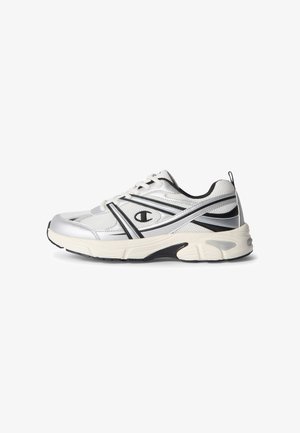 Baskets de sport blanches avec des accents noirs et argentés, design à lacets, semelle amortissante et logo Champion sur le côté.