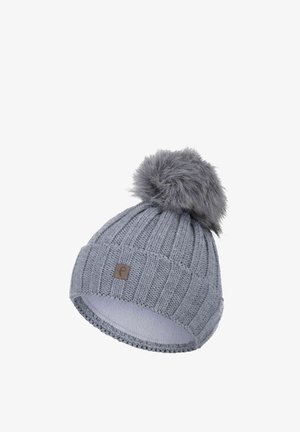 Grau gestrickte Wintermütze mit Rippenmuster und großem flauschigem Bommel oben, mit kleinem rechteckigem Markenetikett am Bündchen.