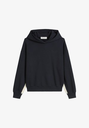 Granatowa bluza z kapturem wyściełanym podszewką, szerokimi rękawami i kontrastowym, jasnym akcentem po bokach; miękka tekstura; subtelne, wytłoczone logo z przodu.