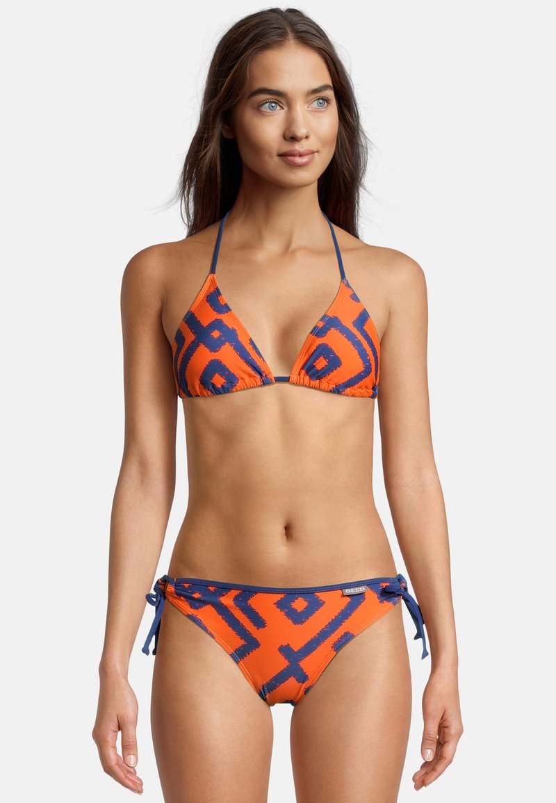 Ensemble de bikini avec un haut triangulaire et un bas à nouer sur les côtés. Orange avec des motifs géométriques bleu marine, fabriqué en tissu lisse et extensible.
