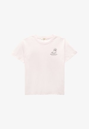 Lichtroze katoenen T-shirt met ronde hals, korte mouwen en een kleine illustratie van een zwarte hond met tekst op de linkerborst.