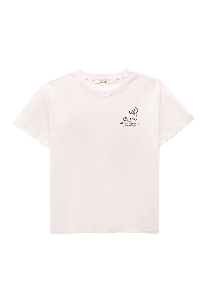 Camiseta de algodón de color rosa claro con cuello redondo, mangas cortas y una pequeña ilustración de un perro negro con texto en el área del pecho izquierdo.