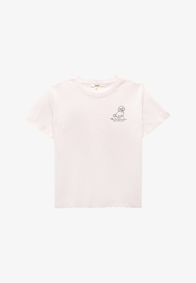 Camiseta de algodón de color rosa claro con cuello redondo, mangas cortas y una pequeña ilustración de un perro negro con texto en el área del pecho izquierdo.