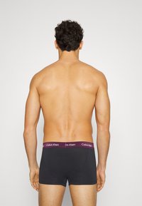 Calvin Klein Underwear LOW RISE TRUNK STRETCH 3 PACK - Cuecas boxer - grape glimmer/pale orchid/purple