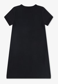 Fekete rövid ujjú ruha puha pamutból. Egyszerű, kényelmes szabás, kerek nyakkivágással és térd feletti szegéllyel.