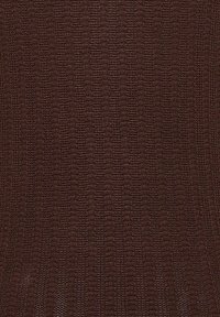 Tissu tricoté côtelé brun foncé avec un motif texturé vertical et une légère variation horizontale dans le tissage.