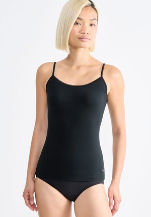 Camicetta nera con spalline sottili, realizzata in tessuto liscio. Ha un design aderente, dettagli minimi e un colore semplice e uniforme.
