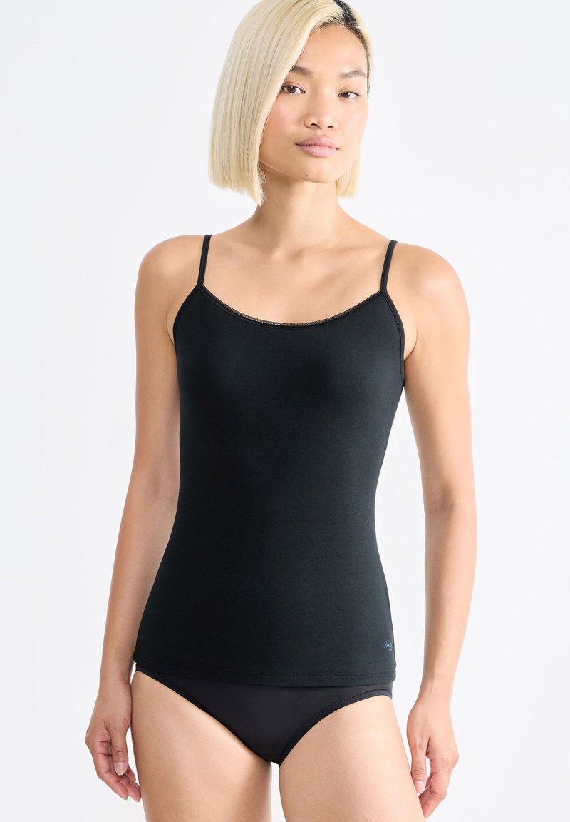 Camicetta nera con spalline sottili, realizzata in tessuto liscio. Ha un design aderente, dettagli minimi e un colore semplice e uniforme.