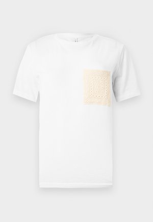 Hvid kortærmet skjorte med rund hals og en beige tekstureret firkantet lomme på venstre bryst.