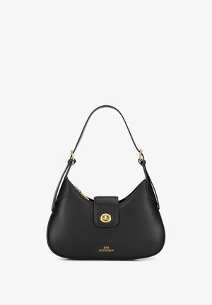 Černá kožená kabelka s křivolakým tvarem, zlatým kováním a předním překlopným zapínáním. Má jeden ramenní popruh a logo značky.