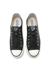 Zapatillas de cuero negro con una puntera de goma blanca y suela blanca, con cordones y ojales negros. Forro interior suave y detalle del logo en la plantilla.