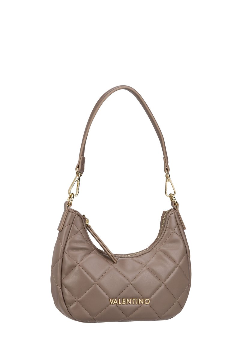 Ruskea tikattu nahkakäsilaukku, jossa on kaareva siluetti, kultaiset varusteet ja yksi kahva. Varustettu vetoketjulla ja logopainatuksella.