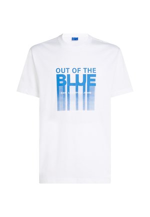 T-shirt de algodão branco com uma estampa gráfica azul que apresenta o texto "FORA DO AZUL" e linhas verticais. Decote redondo, mangas curtas.