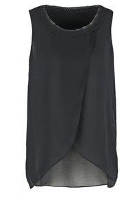 Blusa senza maniche nera con scollatura rotonda, realizzata in tessuto leggero e leggermente trasparente, con un design a orlo asimmetrico che presenta pannelli frontali sovrapposti.