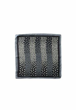 Pañuelo cuadrado negro con filas verticales de pequeños patrones florales blancos y grises y un borde gris.