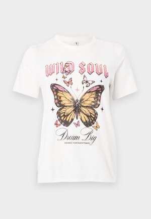 Λευκό βαμβακερό μπλουζάκι με μεγάλο γραφικό πεταλούδας σε πορτοκαλί, μαύρο και ροζ, με το κείμενο «WILD SOUL» από πάνω και «Dream Big» από κάτω.