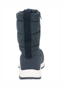 Botte rembourrée navy avec une tige texturée, une tirette à l'arrière et une semelle en caoutchouc blanche. Caractéristiques d'une finition lisse et d'accents cousus.